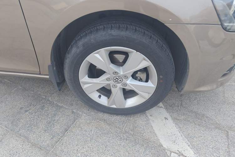 Used Volkswagen Bora 2014 1.6L Automatic Comfort Model Right Front Wheel Hub