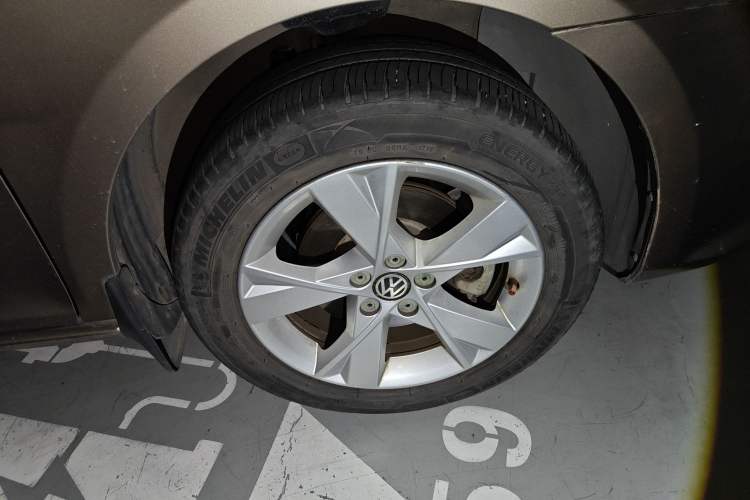 Used Volkswagen Bora 2014 1.6L Automatic Comfort Model Right Front Wheel Hub