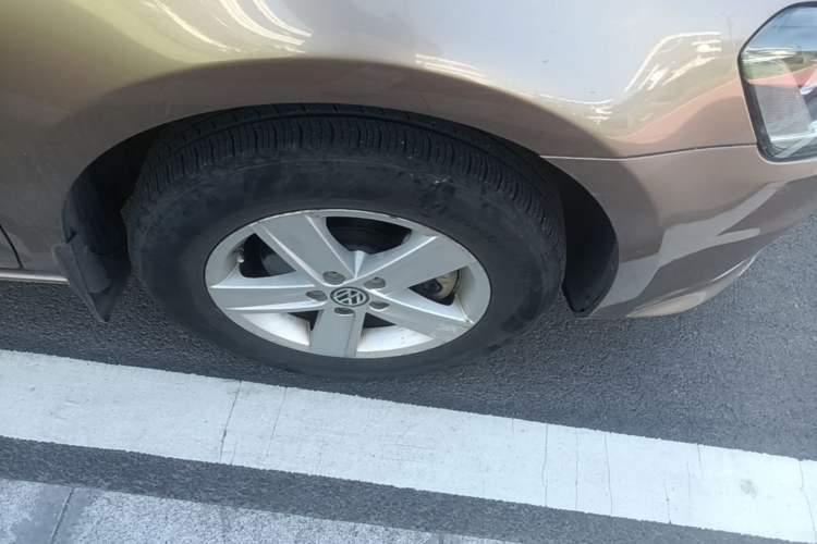 Used Volkswagen Bora 2014 1.6L Manual Fashion Edition Right Front Wheel Hub