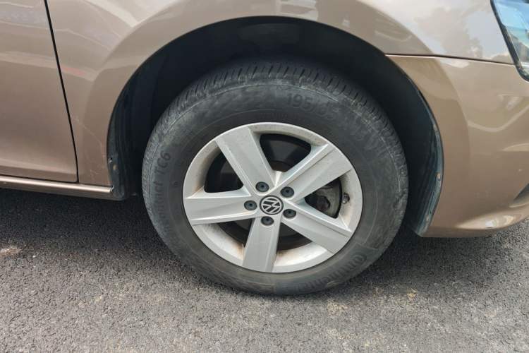 Used Volkswagen Bora 2014 1.6L Manual Fashion Edition Right Front Wheel Hub