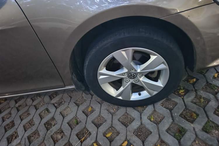 Used Volkswagen Bora 2014 1.6L Automatic Comfort Model Right Front Wheel Hub