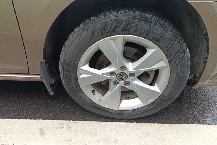 Used Volkswagen Bora 2014 1.6L Manual Comfort Model Right Front Wheel Hub