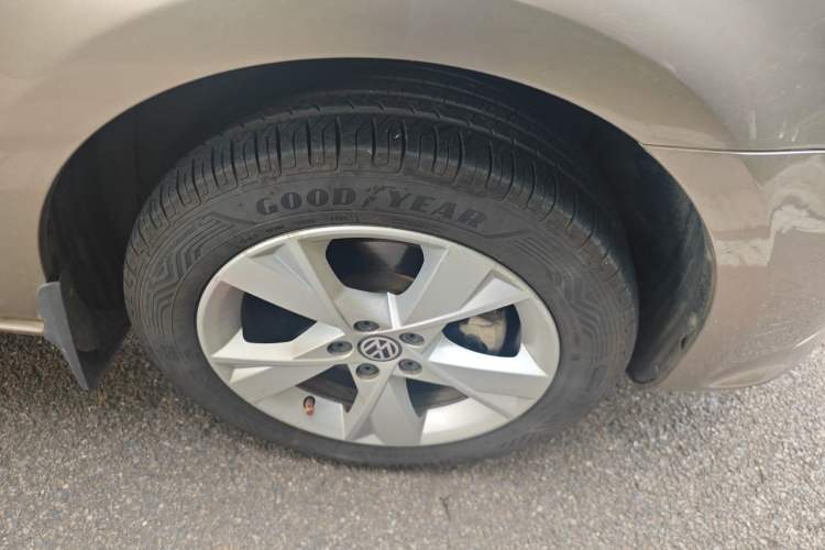 Used Volkswagen Bora 2014 1.6L Manual Comfort Model Right Front Wheel Hub