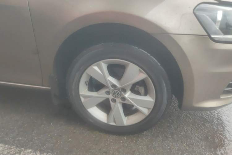 Used Volkswagen Bora 2014 1.6L Manual Comfort Model Right Front Wheel Hub