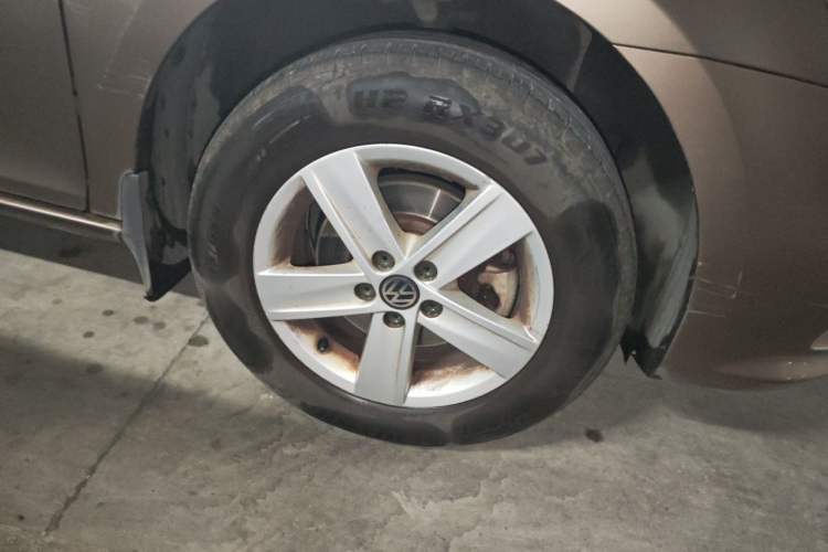 Used Volkswagen Bora 2014 1.6L Manual Fashion Edition Right Front Wheel Hub