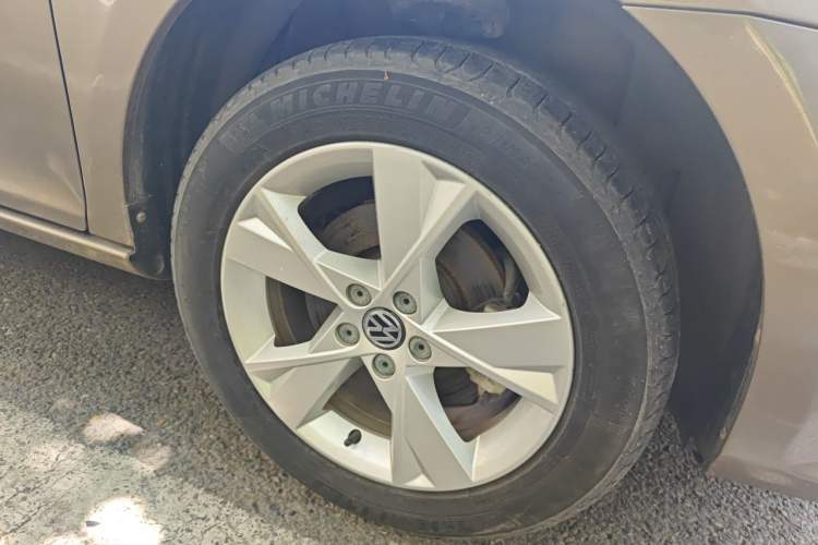 Used Volkswagen Bora 2014 1.6L Automatic Comfort Model Right Front Wheel Hub