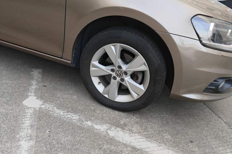 Used Volkswagen Bora 2014 1.6L Automatic Comfort Model Right Front Wheel Hub