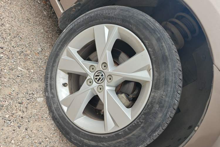 Used Volkswagen Bora 2014 1.6L Manual Comfort Model Right Front Wheel Hub