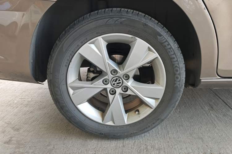 Used Volkswagen Bora 2014 1.6L Automatic Comfort Model Right Rear Wheel Hub
