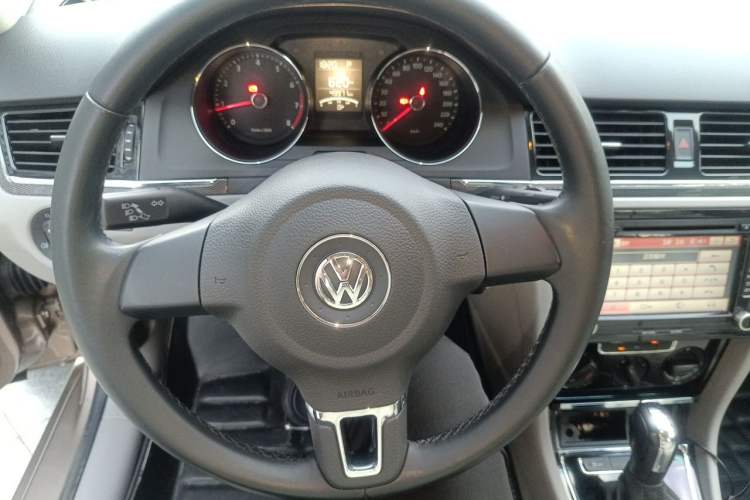 Used Volkswagen Bora 2014 1.6L Automatic Fashion Model Steering Wheel