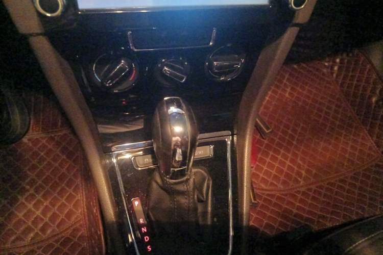 Used Volkswagen Bora 2014 1.6L Automatic Comfort Model Gear Lever