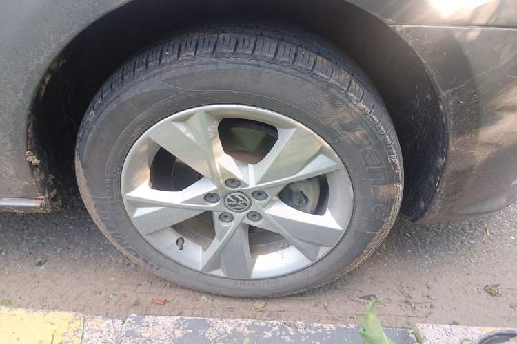 Used Volkswagen Bora 2014 1.6L Manual Comfort Model Right Front Wheel Hub