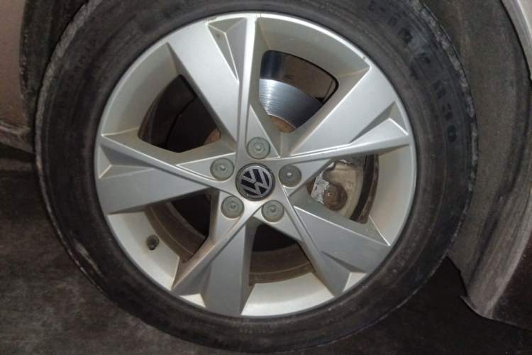 Used Volkswagen Bora 2014 1.6L Automatic Comfort Model Right Front Wheel Hub