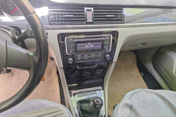 Used Volkswagen Bora 2014 1.6L Manual Fashion Edition Audio And AC Panel