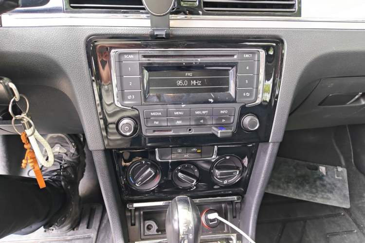 Used Volkswagen Bora 2014 1.6L Automatic Comfort Model Audio And AC Panel