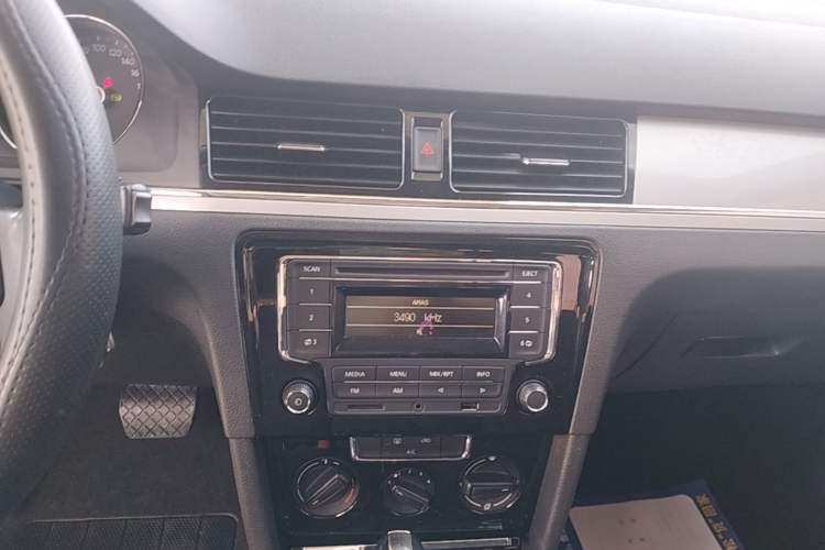 Used Volkswagen Bora 2014 1.6L Automatic Fashion Model Audio And AC Panel