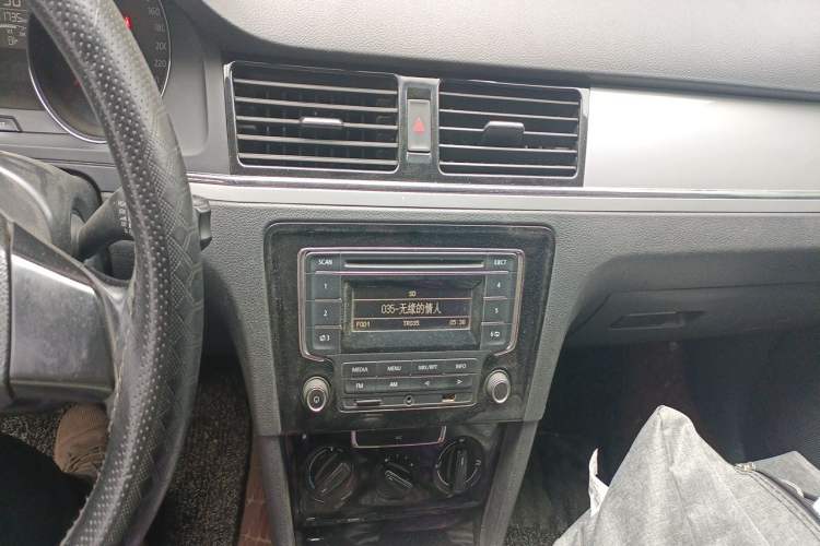 Used Volkswagen Bora 2014 1.6L Manual Fashion Edition Audio And AC Panel