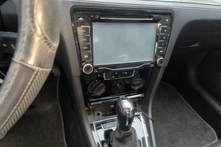 Used Volkswagen Bora 2014 1.6L Automatic Fashion Model Audio And AC Panel