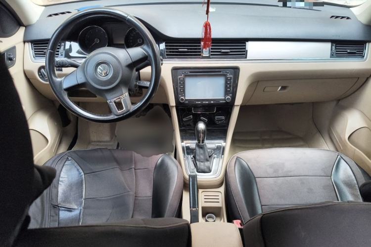 Used Volkswagen Bora 2014 1.6L Automatic Comfort Model Center Console