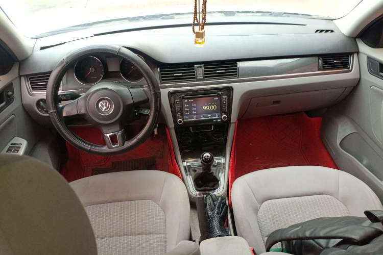 Used Volkswagen Bora 2014 1.6L Manual Fashion Edition Center Console