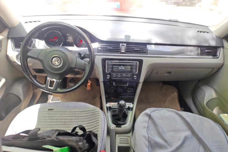 Used Volkswagen Bora 2014 1.6L Manual Fashion Edition Center Console