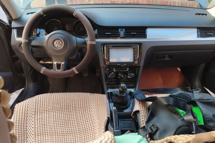Used Volkswagen Bora 2014 1.6L Manual Comfort Model Center Console