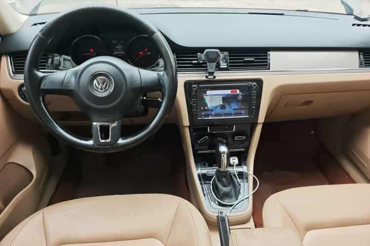 Used Volkswagen Bora 2014 1.6L Automatic Comfort Model Center Console