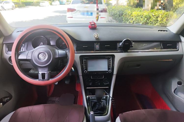Used Volkswagen Bora 2014 1.6L Manual Fashion Edition Center Console