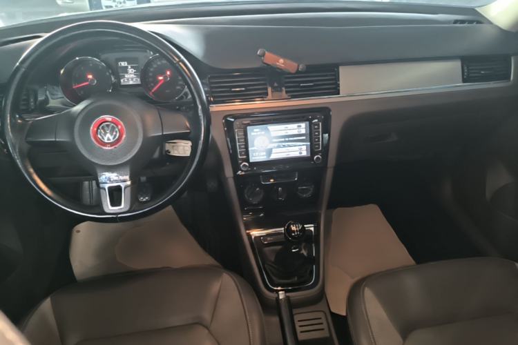 Used Volkswagen Bora 2014 1.6L Manual Comfort Model Center Console