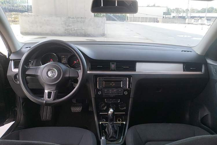 Used Volkswagen Bora 2014 1.6L Automatic Fashion Model Center Console