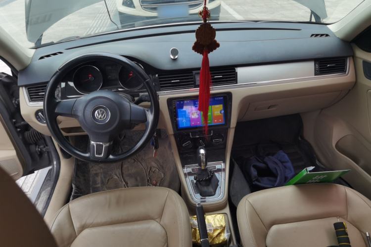 Used Volkswagen Bora 2014 1.6L Automatic Comfort Model Center Console