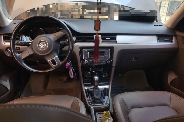 Used Volkswagen Bora 2014 1.6L Automatic Comfort Model Center Console