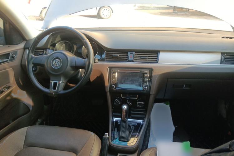 Used Volkswagen Bora 2014 1.6L Automatic Comfort Model Center Console