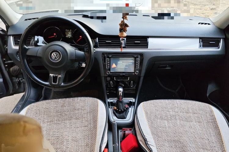Used Volkswagen Bora 2014 1.6L Automatic Comfort Model Center Console