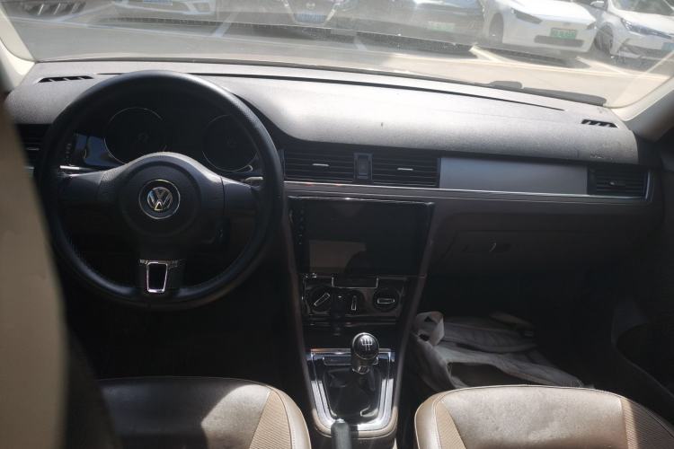 Used Volkswagen Bora 2014 1.6L Manual Comfort Model Center Console
