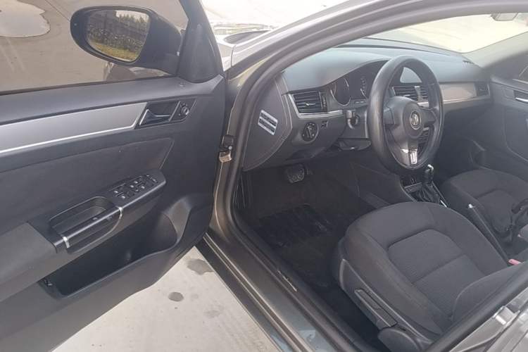 Used Volkswagen Bora 2014 1.6L Automatic Fashion Model Driver Seat