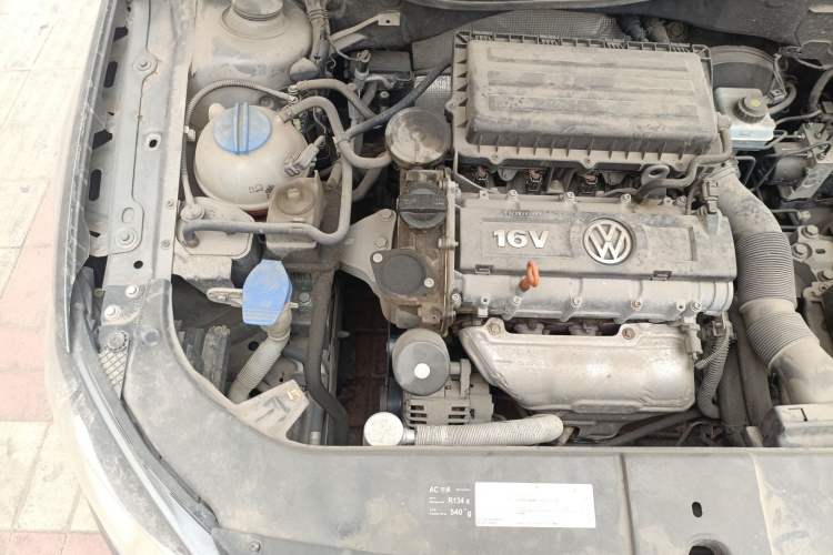 Used Volkswagen Bora 2014 1.6L Manual Fashion Edition Engine Bay Right