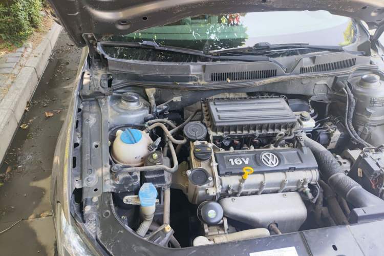 Used Volkswagen Bora 2014 1.6L Manual Fashion Edition Engine Bay Right