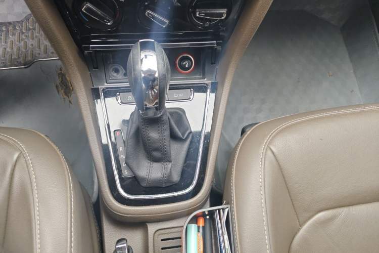 Used Volkswagen Bora 2014 1.6L Automatic Comfort Model Gear Lever