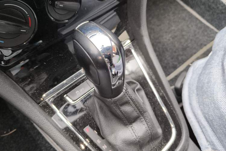 Used Volkswagen Bora 2014 1.6L Automatic Fashion Model Gear Lever