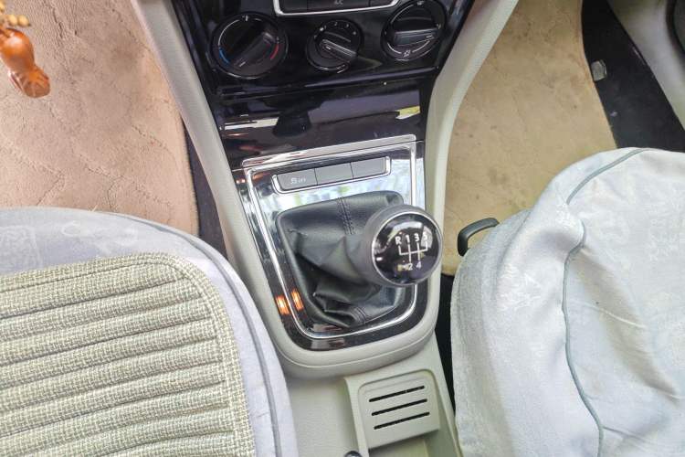 Used Volkswagen Bora 2014 1.6L Manual Fashion Edition Gear Lever
