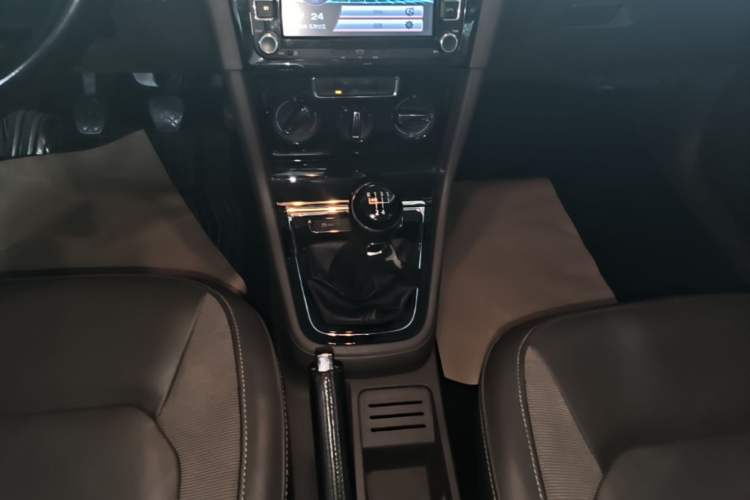 Used Volkswagen Bora 2014 1.6L Manual Comfort Model Gear Lever