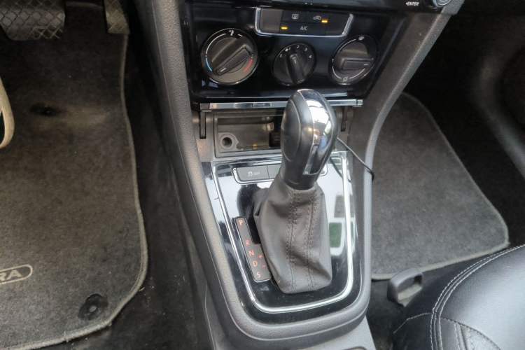 Used Volkswagen Bora 2014 1.6L Automatic Fashion Model Gear Lever