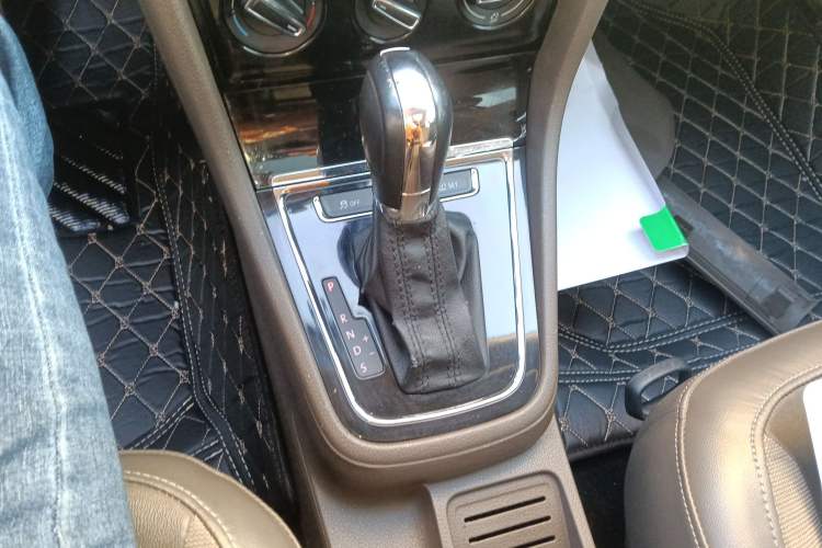 Used Volkswagen Bora 2014 1.6L Automatic Comfort Model Gear Lever