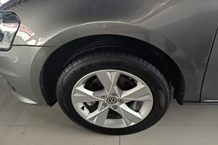 Used Volkswagen Bora 2014 1.6L Manual Comfort Model Left Front Wheel Hub