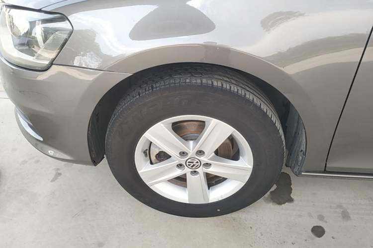 Used Volkswagen Bora 2014 1.6L Automatic Fashion Model Left Front Wheel Hub