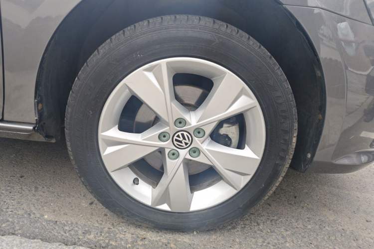Used Volkswagen Bora 2014 1.6L Automatic Comfort Model Right Front Wheel Hub