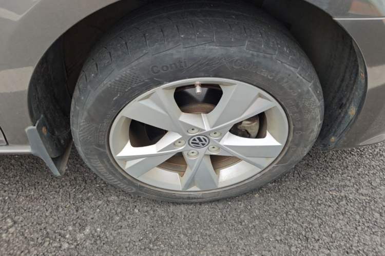 Used Volkswagen Bora 2014 1.6L Automatic Comfort Model Right Front Wheel Hub