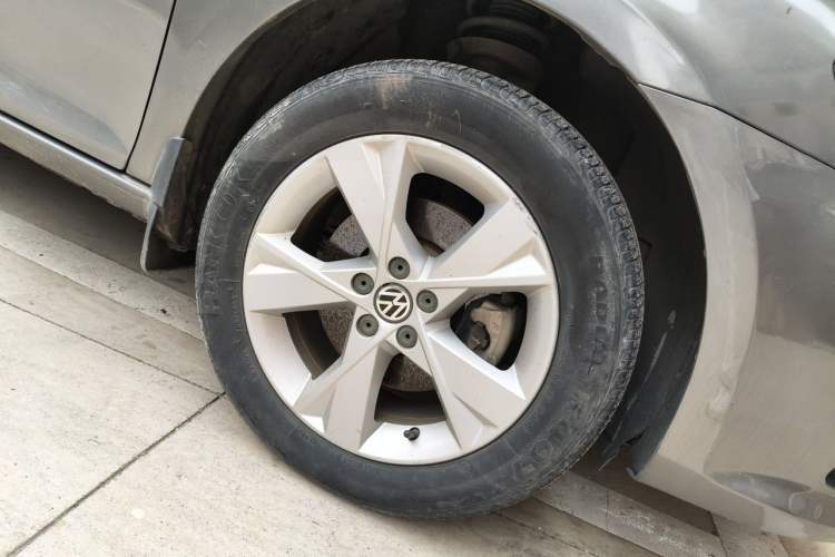 Used Volkswagen Bora 2014 1.6L Automatic Comfort Model Right Front Wheel Hub