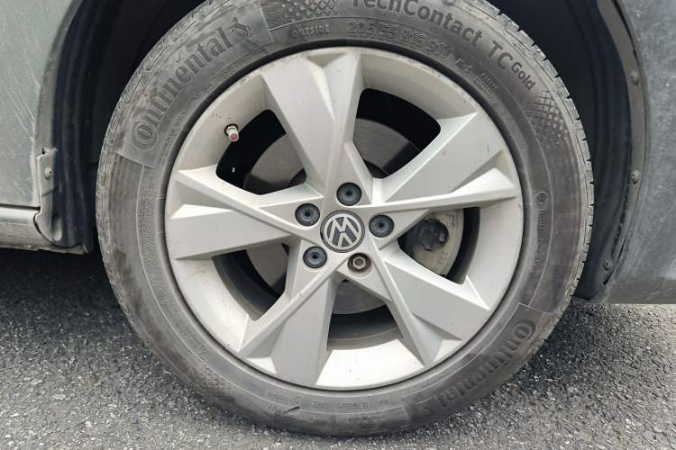 Used Volkswagen Bora 2014 1.6L Automatic Comfort Model Right Front Wheel Hub